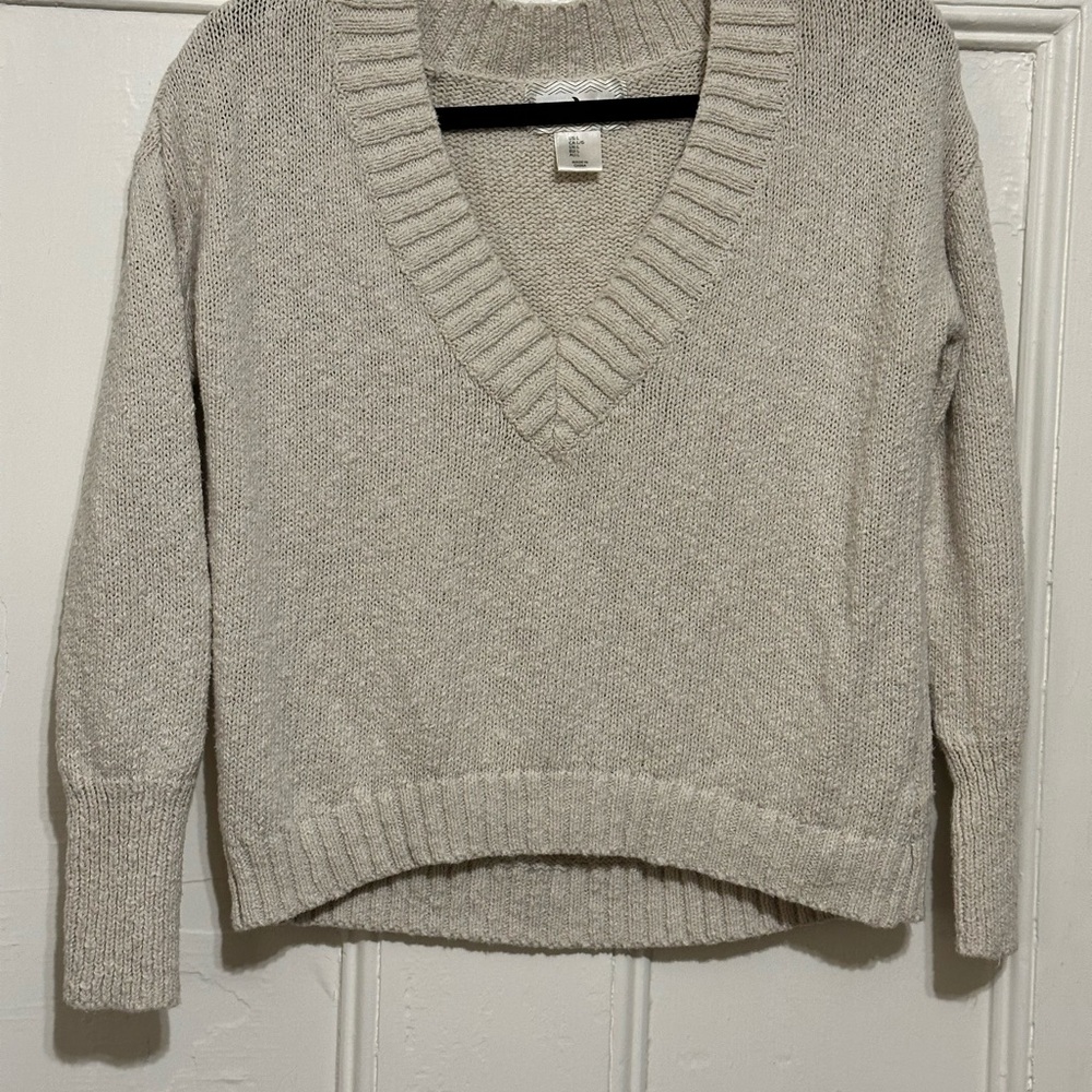 Ruby Moon V-Neck Sweater - Light Gray